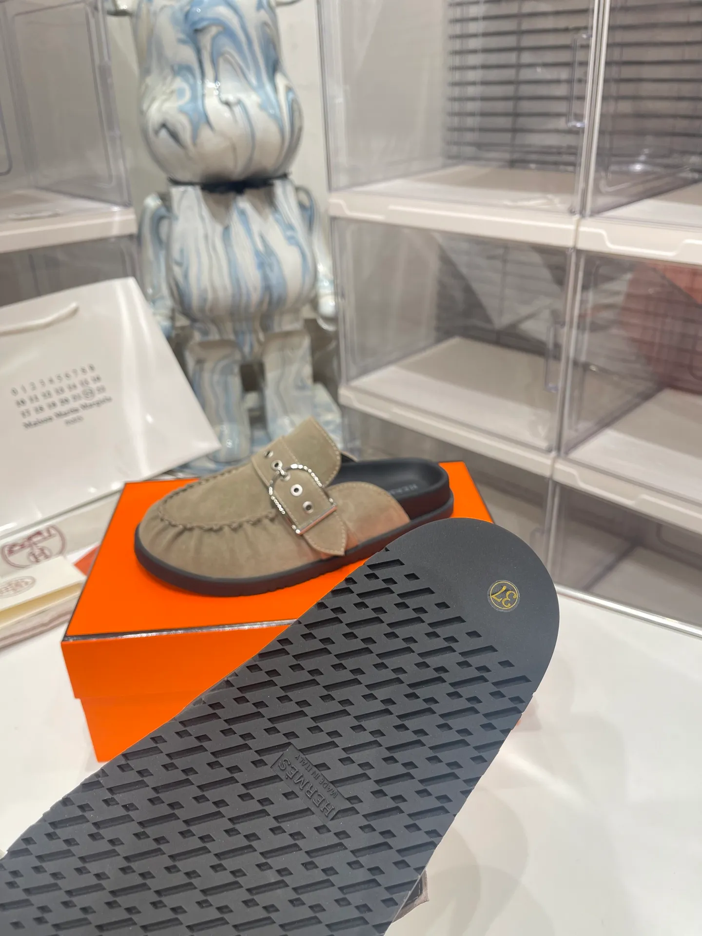 [H Family Hermès] P: 540💰 Size: Male 39-44 (45 46 customized) Female 35-40 (41 42 customized) HERMES Hermès latest kelly buckle couple style Birkenstock slippers, classic family language design! It looks good no matter how you match it! Casual and high-end feeling, the comfort is also great, paired with a variety of colorful socks, it gives a trendy and high-end feel ●Upper: imported cow suede ●Inner: imported sheepskin ●Foot pads: imported mixed sheepskin ●Outsole: Tpu non-slip and wear-resistant outsole
